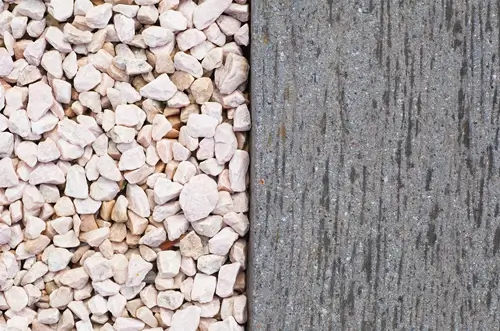 aménagements extérieur cailloux et bordure en bois